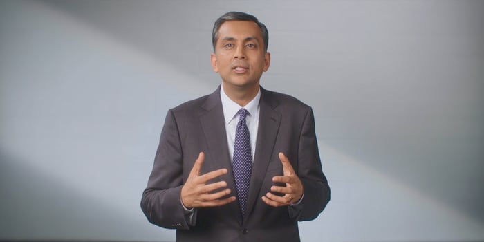 A still of professor Mihir Desai teaching his HBX Leading with Finance online course